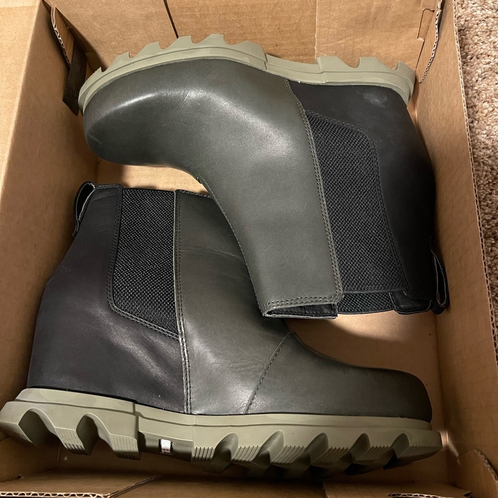 Sorel boots - green and black
